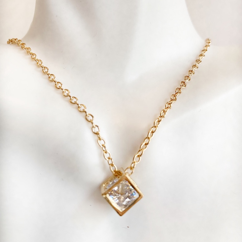 NWT Floating Crystal Gold Dainty Necklace